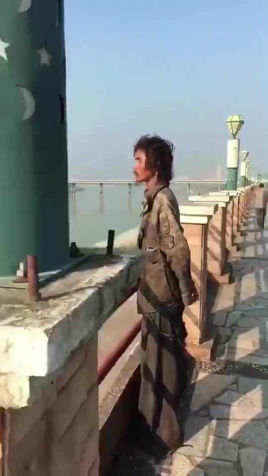 我想笑，忍住了