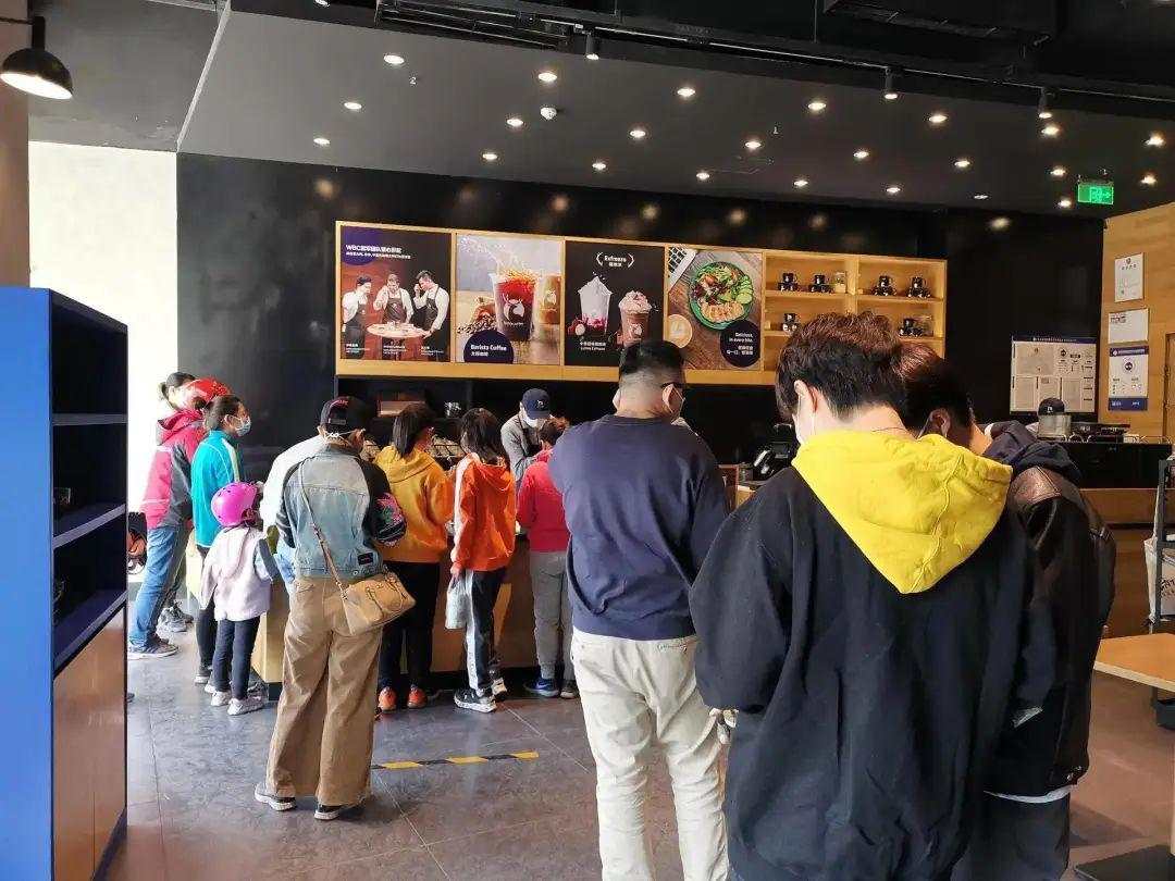 走访30家瑞幸门店:有的爆单有的闭店,顾客只关心优惠券