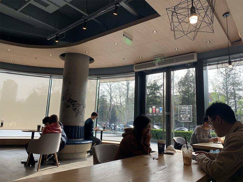 走访30家瑞幸门店:有的爆单有的闭店,顾客只关心优惠券