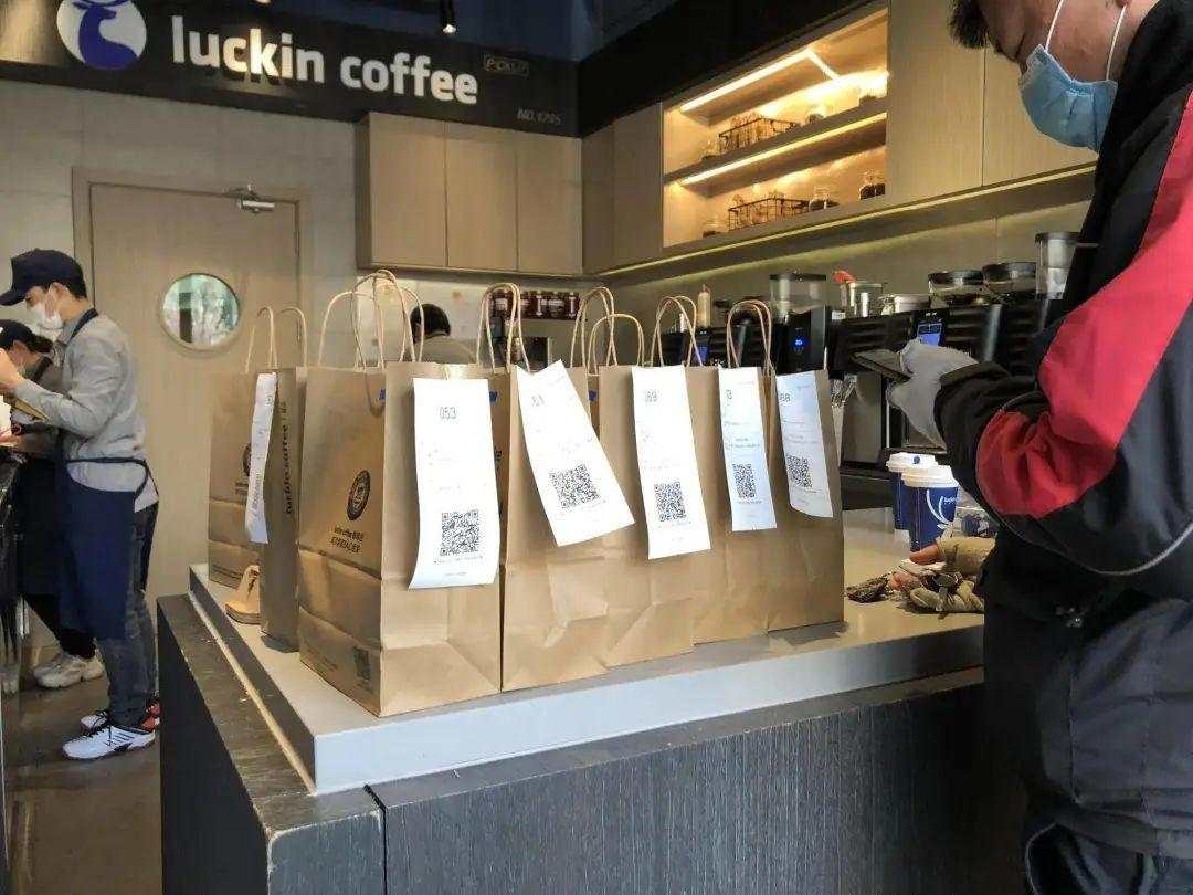 走访30家瑞幸门店:有的爆单有的闭店,顾客只关心优惠券