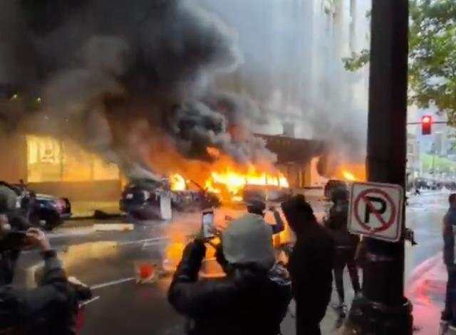 特朗普出动军队镇压暴乱，LV苹果店被抢，焚烧美国国旗，围攻白宫