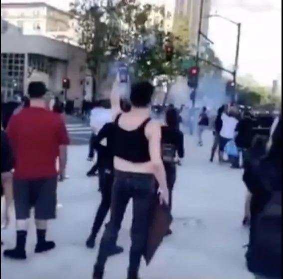 特朗普出动军队镇压暴乱，LV苹果店被抢，焚烧美国国旗，围攻白宫