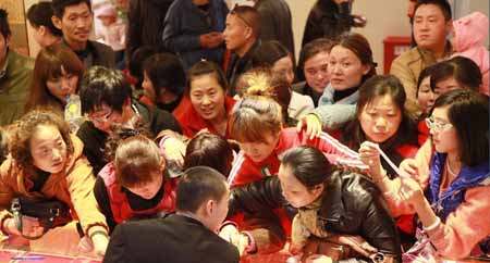 宁采衿：现货黄金创近8年新高，7年前“中国大妈”抄底已浮盈