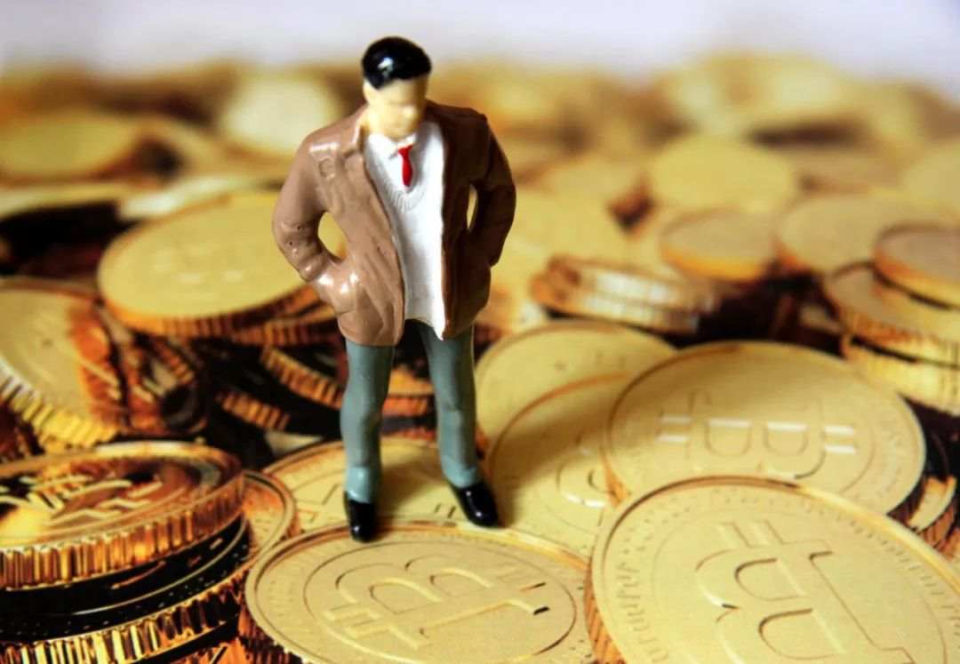 先突破10000美元，再暴跌800！涨也爆仓，跌也爆仓，比特币在发什么“疯”？