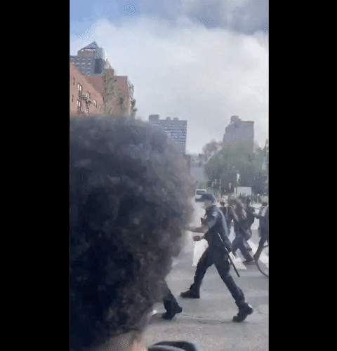 特朗普出动军队镇压暴乱，LV苹果店被抢，焚烧美国国旗，围攻白宫