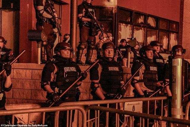 特朗普出动军队镇压暴乱，LV苹果店被抢，焚烧美国国旗，围攻白宫