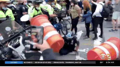 特朗普出动军队镇压暴乱，LV苹果店被抢，焚烧美国国旗，围攻白宫
