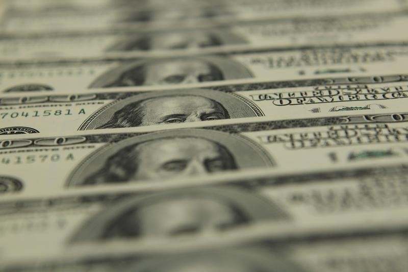 Forex - Dollar Weakens Amid Signs of Economic Growth