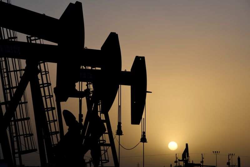 Oil dips, heading for weekly loss as virus cases rise