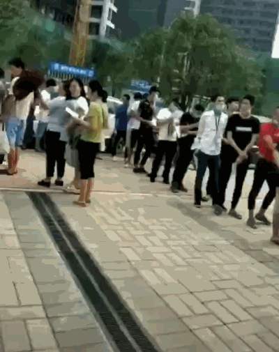 公司发证直接扔地上，员工蹲下满地找！网友气炸：是人干的事？2900人排队离职