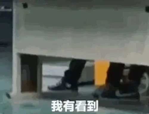 公司发证直接扔地上，员工蹲下满地找！网友气炸：是人干的事？2900人排队离职