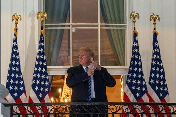TỔNG THỐNG DONALD TRUMP ĐÃ QUAY TRỞ LẠI NHÀ TRẮNG.