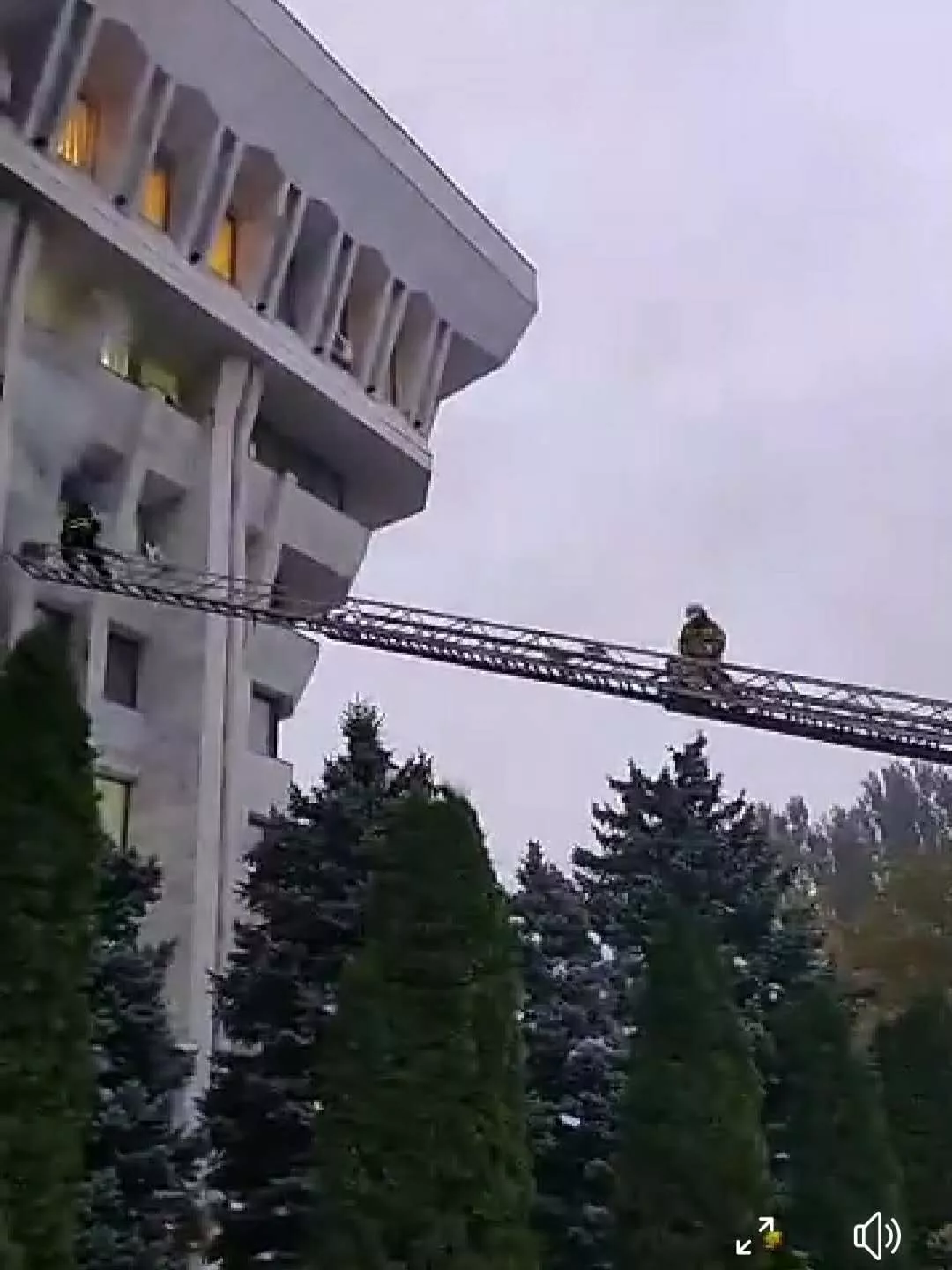 吉国白宫沦陷