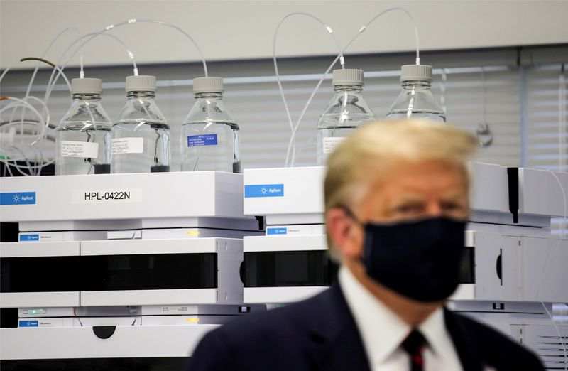 Điều gì sẽ xảy ra nếu sức khỏe của Tổng thống Trump trở nên tồi tệ hơn?