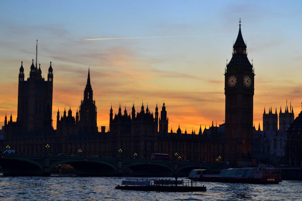 BREAKING: FTSE 100 Dips due to a Stronger Pound and Brexit Uncertainty