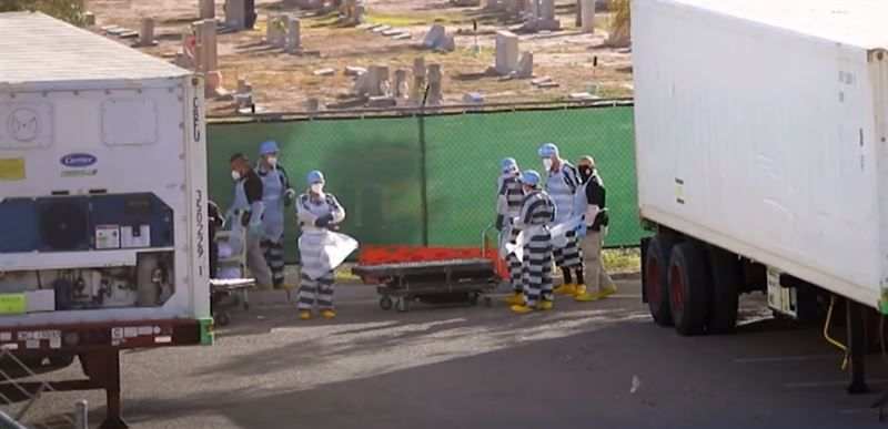 新冠死者激增，美国囚犯和士兵被派去搬运尸体