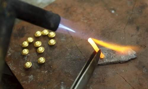 GIÁ VÀNG GIẢM KHI ĐỒNG USD MẠNH LÊN TRONG GIAI ĐOẠN TIẾN TRIỂN CỦA VẮC-XIN COVID