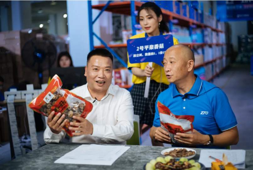 不懂互联网的快递行业，也来直播卖货了？