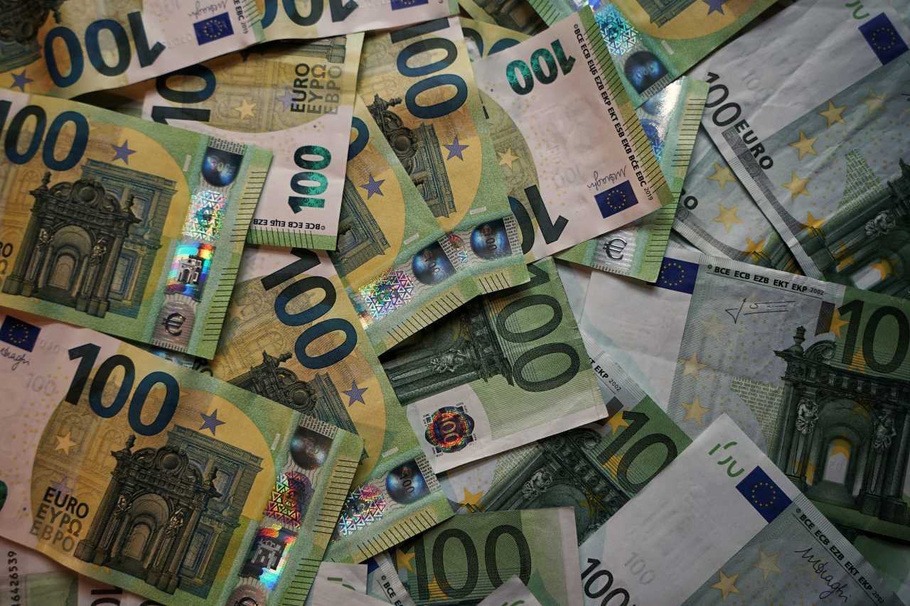 BREAKING: European Shares End Flat; Miners, Rolls-Royce Lift FTSE 100 to Six-Month High