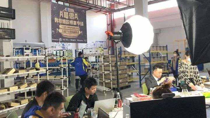 不懂互联网的快递行业，也来直播卖货了？