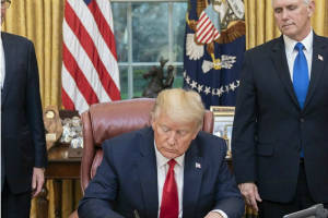 Trump sẽ ký sắc lệnh hành pháp mới cho quá trình điều trị vắc-xin Covid-19
