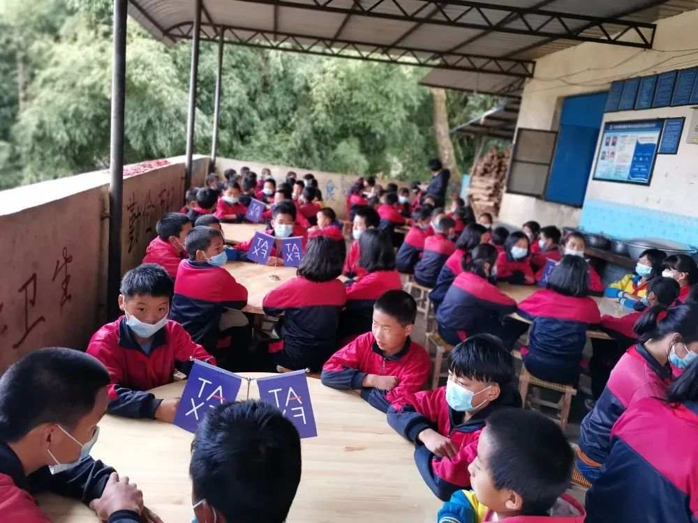 公益担当无止境，ATFX连续三年投身“与爱同行·关爱小学”公益活动