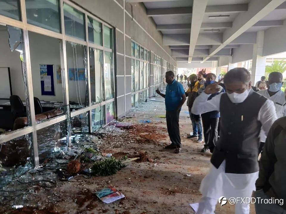 “欠薪严重，残酷剥削”！苹果印度工厂大暴乱，近2000人打砸抢烧