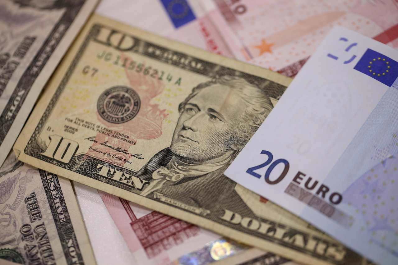 EUR/USD giảm xuống mức thấp nhất kể từ ngày 23 tháng 12 khi hợp đồng tương lai S&P 500 giảmĐô la Mỹ trú ẩn an toàn quá bán đang tăng giá và đ