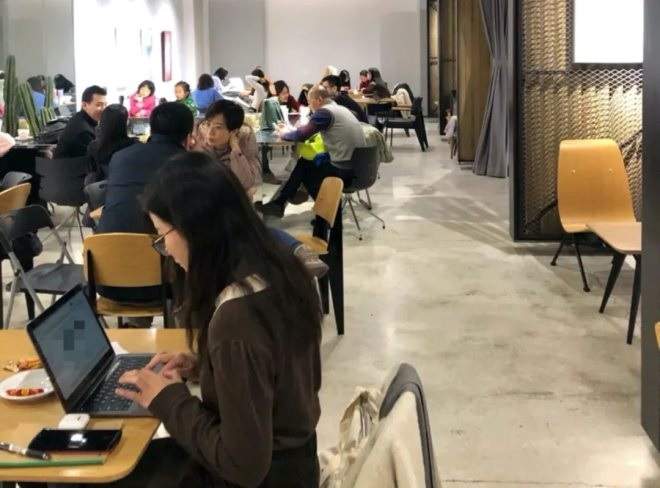 星巴克气氛组火了，锚定打工人的“办公室咖啡馆”有钱途吗？