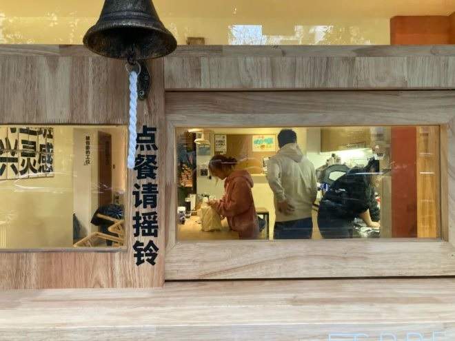星巴克气氛组火了，锚定打工人的“办公室咖啡馆”有钱途吗？