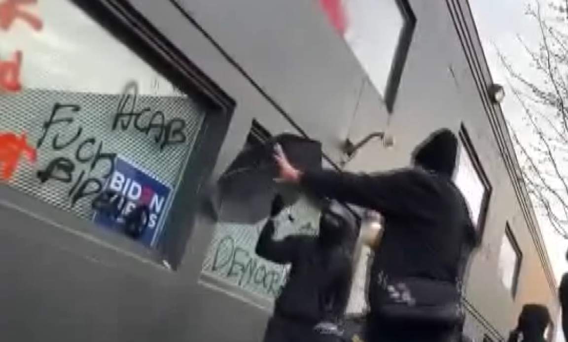 拜登就职典礼进行时，美国多地爆发抗议！示威者焚烧国旗、袭击民主党办公室