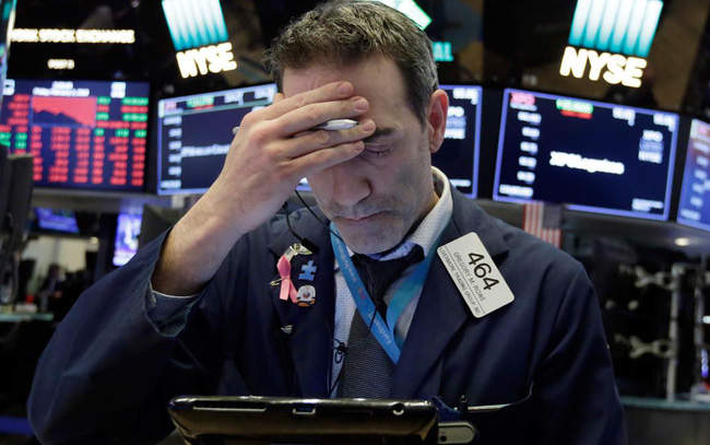 Phố Wall trượt khỏi đỉnh lịch sử, Dow Jones có lúc mất hơn 200 điểm