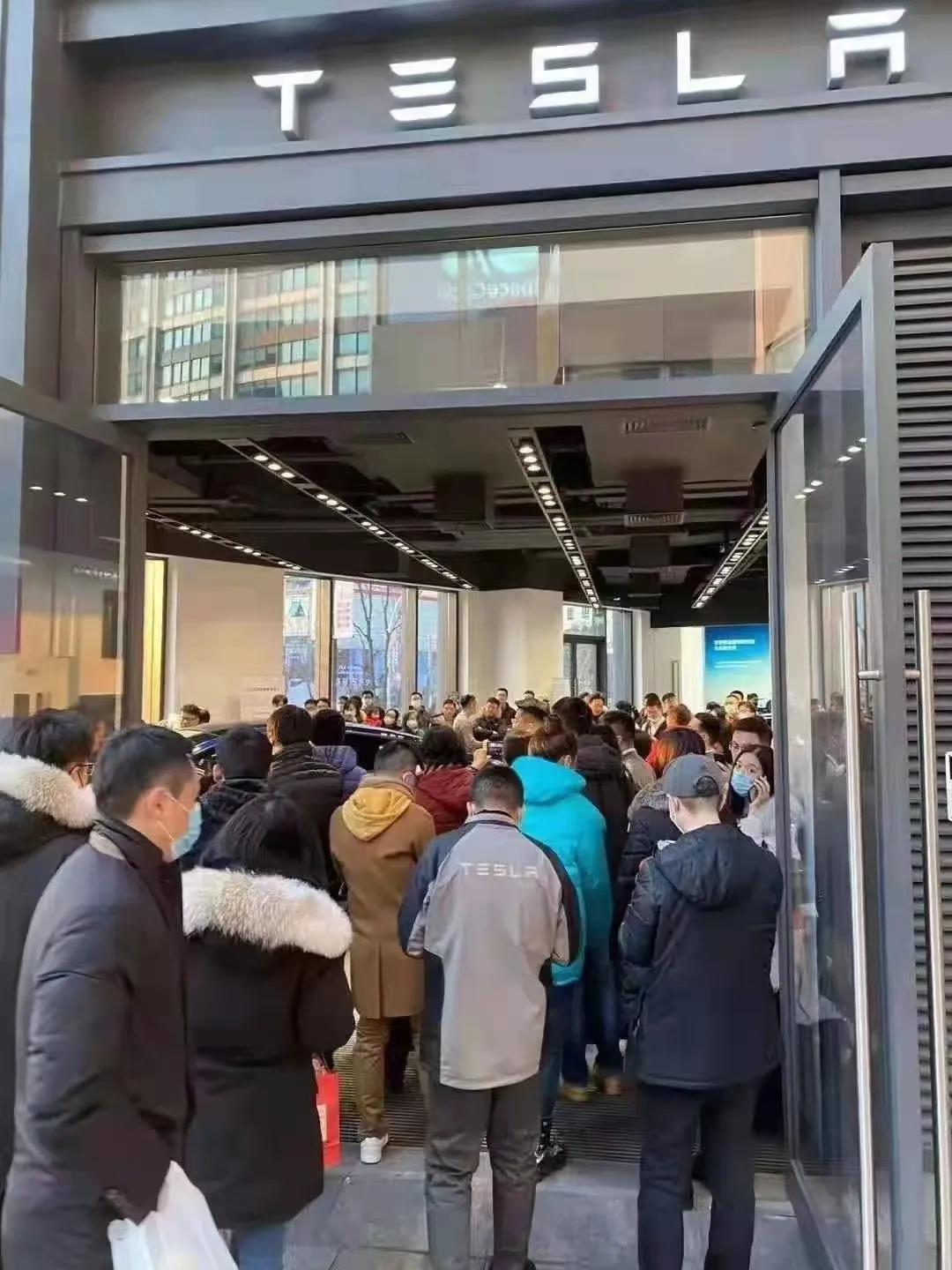 Model Y狂降16万，特斯拉官网挤崩，门店挤爆，网友：堪比iPhone 12只卖三千块
