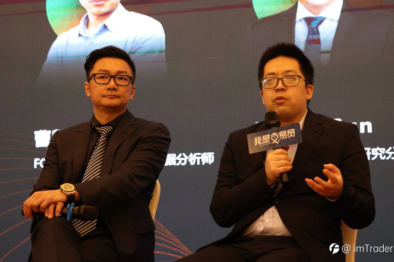 主题探讨：五位嘉宾展开热烈讨论，精彩迭出，现场掌声不断