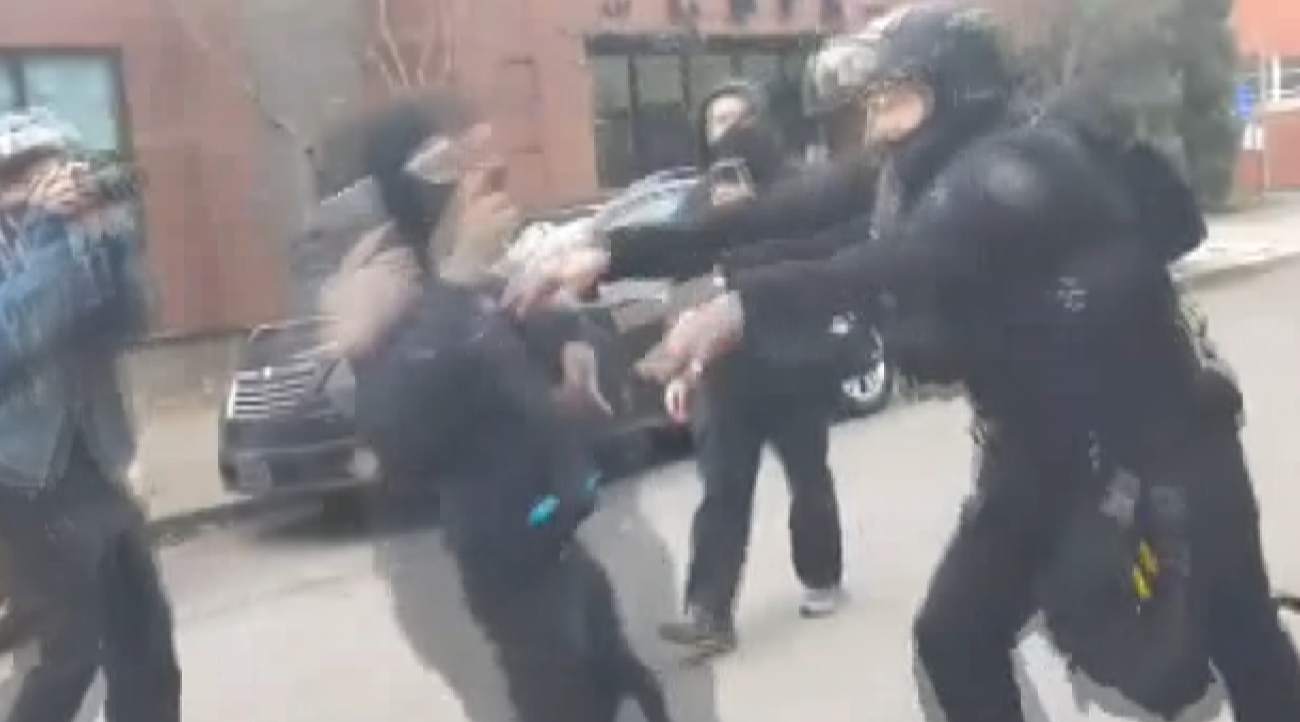 拜登就职典礼进行时，美国多地爆发抗议！示威者焚烧国旗、袭击民主党办公室