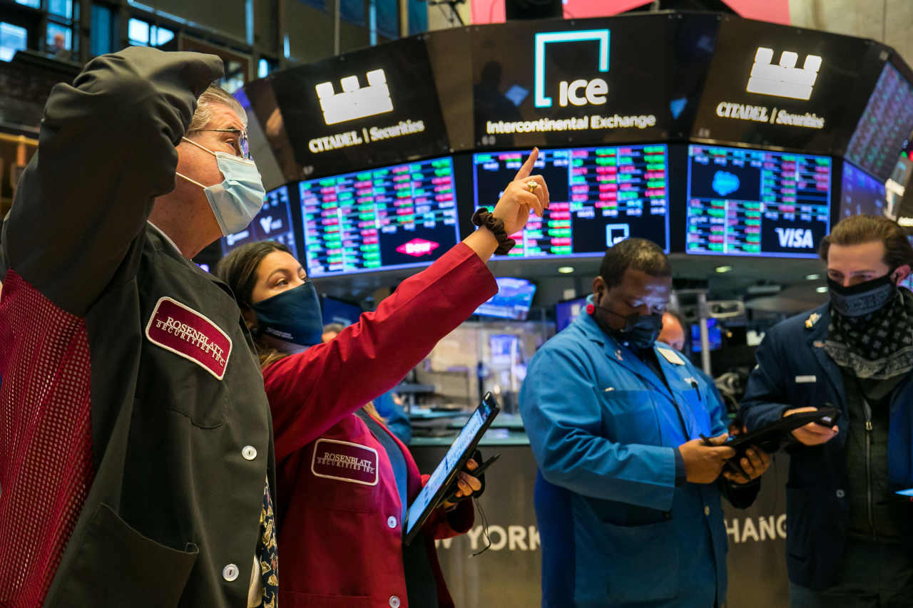 S&P 500 Futures giảm nhẹ do lo ngại về COVID-19, căng thẳng Mỹ-Trung thăm dò xu hướng tăng gần mức cao kỷ lục