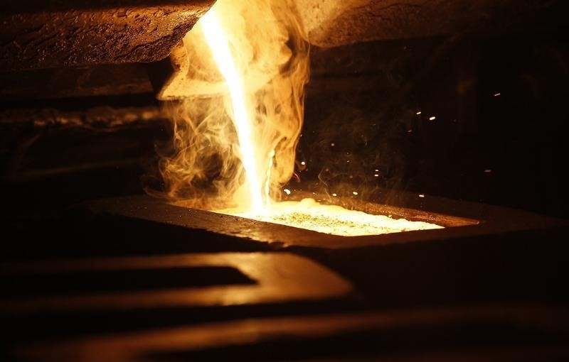 Vàng giảm giá khi đồng Đô la mạnh lên dù thị trường vẫn kì vọng vào kích thích