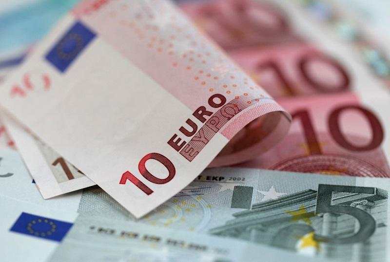 EUR/USD chịu áp lực dưới 1,2100 trước dữ liệu của Mỹ, biên bản họp của FOMC
