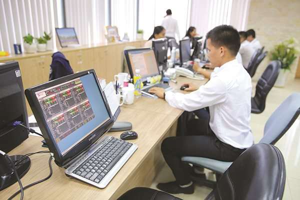 Đằng sau chuyện nghẽn lệnh chứng khoán
