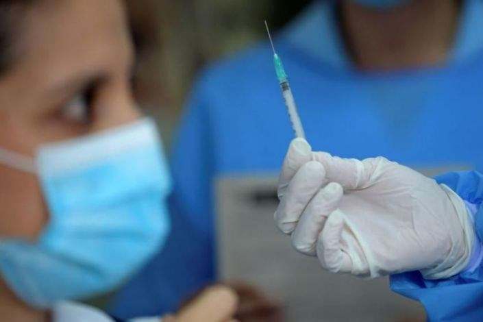 Vắc xin của Pfizer và Moderna chứng minh hiệu quả đến 92% chỉ với liều đầu tiên