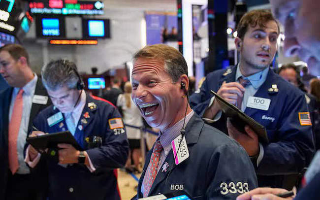 Phố Wall hồi phục sau tuần tồi tệ nhất kể từ tháng 10, Dow Jones tăng hơn 200 điểm