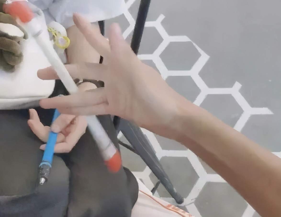 33岁月薪1.5W，每天只吃2个饭团：赚钱真的不是靠拼命！