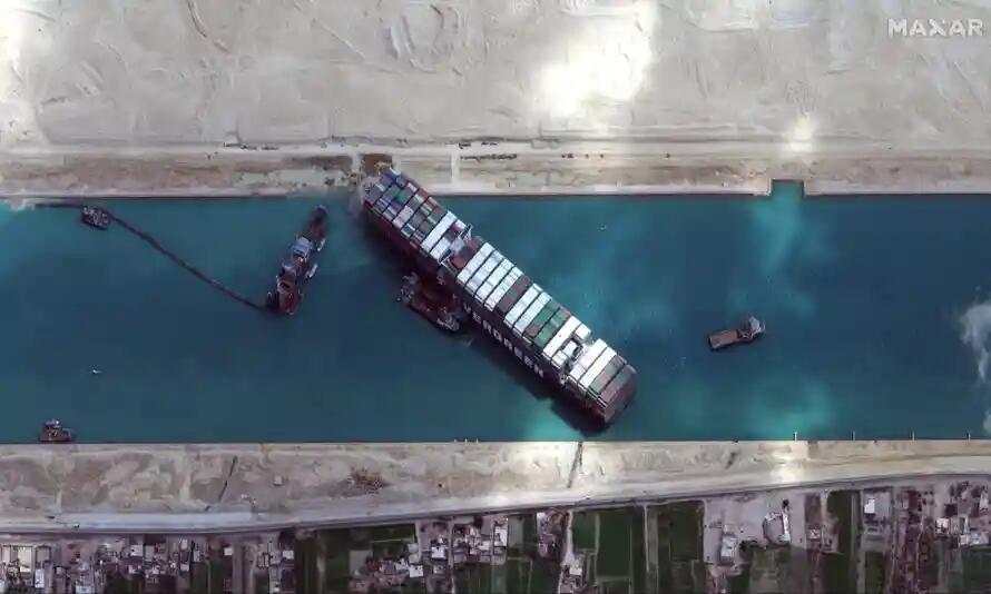 危机即将解除？媒体称堵死苏伊士运河的巨轮重新浮起