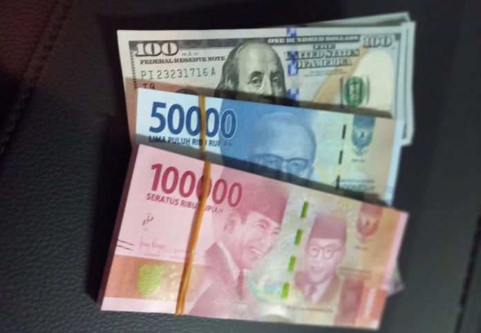 Rupiah Awal Pekan Berakhir Rebound Tipis ke Rp14.402/USD, Dollar di Eropa Rally sebagai Safe Haven