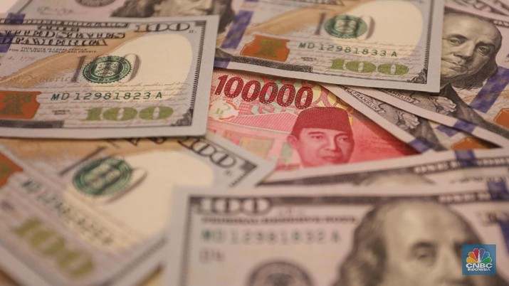 Tunggu Kepastian RI Lanjut Resesi atau Tidak, Rupiah Melemah