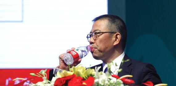 半年跌去3000亿，农夫山泉很生气