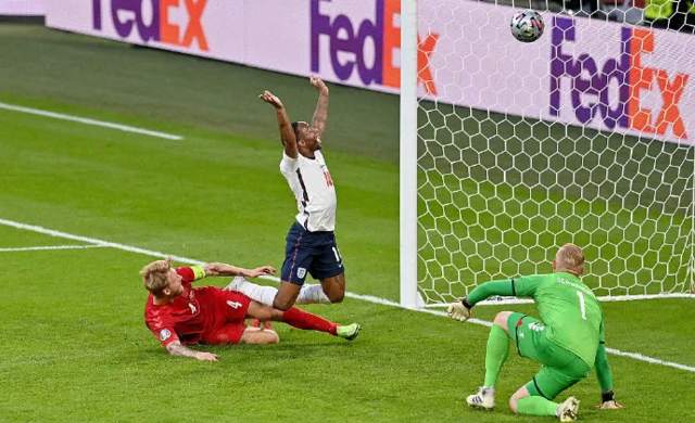 足球“回家”了？英格兰要感谢斯特林，交易员要小心“斯特林”？