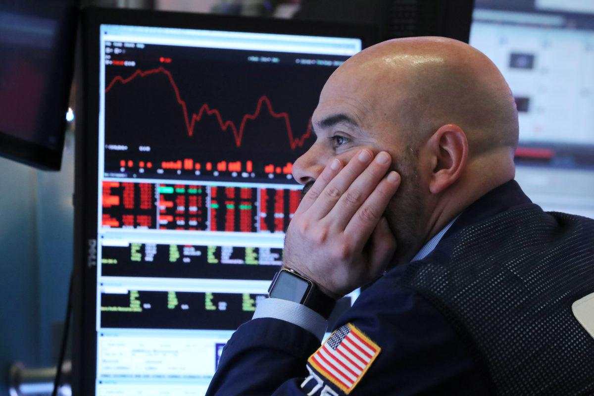 Dow Jones sụt hơn 200 điểm, S&P 500 dứt chuỗi 7 phiên lập đỉnh liên tục