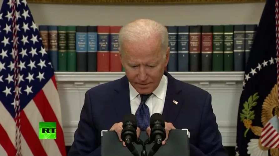 拜登发声：考虑制裁阿富汗塔利班！喀布尔机场失控致20人死亡……