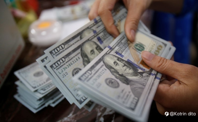 BOE Beri Sinyal Kenaikan Bunga Lebih Awal, Dolar AS Bergerak Naik Tipis